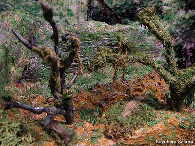 トミカ・ハイラックス、マジョレット・FJクルーザーに似合うジャングルのジオラマ完成画像～対照的な２本の木